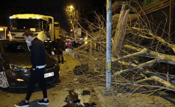 (Özel) Kadıköy’de kontrolden çıkan lüks otomobil faciaya davetiye çıkardı: 3 yaralı
