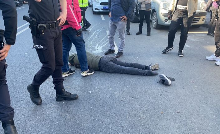 (Özel) Kağıthane’de aracın çarptığı motosikletli genç ağır yaralandı.. O anlar kamerada