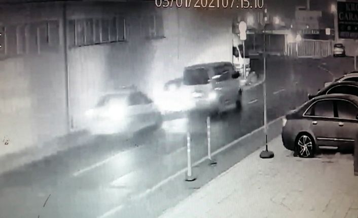 (Özel) Kartal’da polisten kaçan hırsızların vatandaşın aracına vurarak kaçtığı anlar kamerada