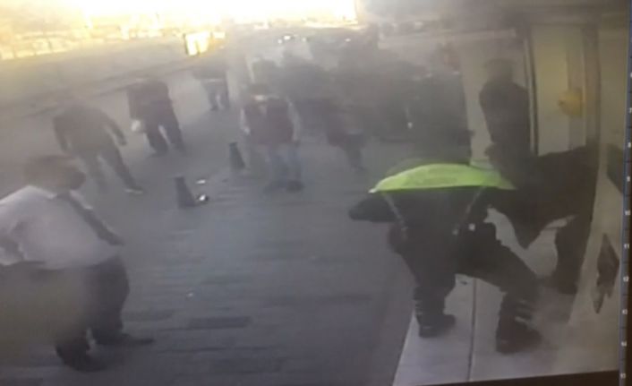(Özel) Taksim’de banka şubesine giren bıçaklı saldırganın etkisiz hale getirdiği anlar kamerada