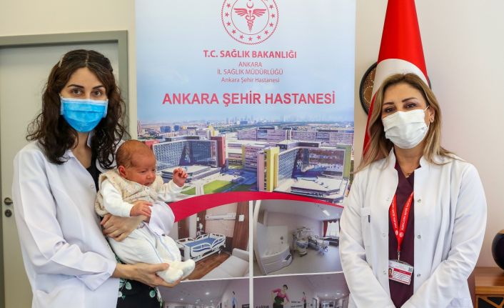 (Özel) Türkiye’de bir ilk: Annesi hamileyken aşılanan bebek antikorlu doğdu