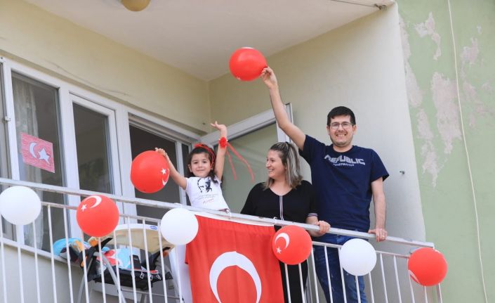 Pamukkale’de 23 Nisan konvoyu 61 mahallede çocukların bayram sevincine ortak oldu