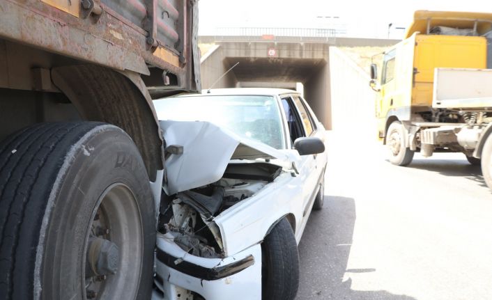 "Park yasak" tabelasının yanına park edilen tır kazaya neden oldu: 1 yaralı