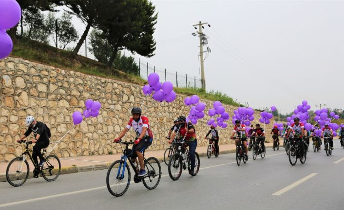 Pedalları kanser hastaları için çevirdiler, gökyüzüne mor balonlar uçurdular