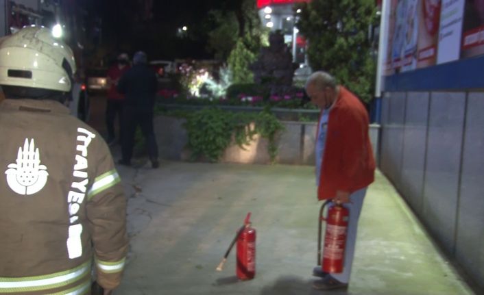 Pendik’te hastanede çıkan yangına sağlık çalışanları yangın tüpleri ile müdahelede bulundu