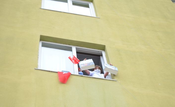 “Polis beni bilgisayardan görmüyor mu” diyen karantinadaki çocuğa sürpriz gecikmedi