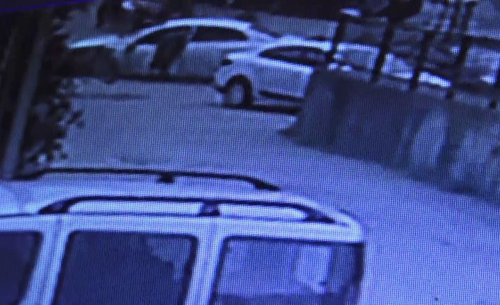 Polisten kaçarken liseli gence çarpan şahısların kaçma anları kamerada