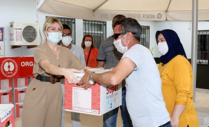 Rektör Özkan organ nakli olan ve nakil bekleyen hastalara ramazan paketi dağıttı