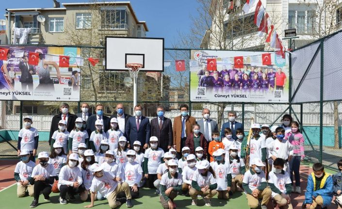 Safiye Osman Çeliker İlkokulu Çok Amaçlı Spor Sahası törenle açıldı