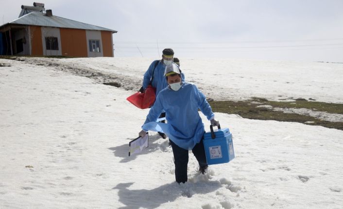 Sağlıkçıların nisan ayında karlı yollarda ‘aşı’ mesaisi