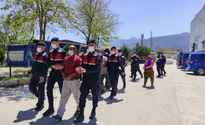 Sahipleri içerdeyken evin kapısını çalan hırsız ve ortağı tutuklandı