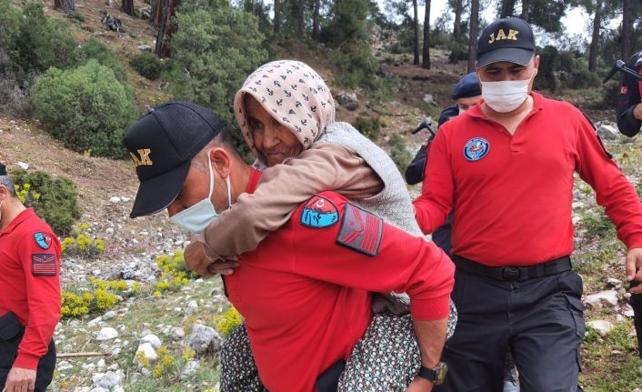 Sahurdan sonra koyun otlatmaya çıkan Alzheimer hastası yaşlı kadın dağda bulundu