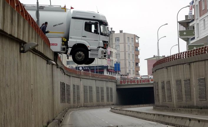 Samsun’da park halindeyken hareket eden tanker geçidin üzerinde asılı kaldı