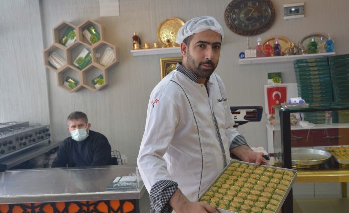 Sandıklı’da iftar sofralarının vazgeçilmez lezzeti ‘Soğuk baklava’