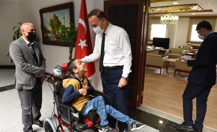 Şanlıurfa valisi iki engellinin hayatını kolaylaştırdı