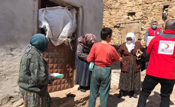 Şaphane’de Türk Kızılayı köylerde ihtiyaç sahibi ailelere ulaşıyor