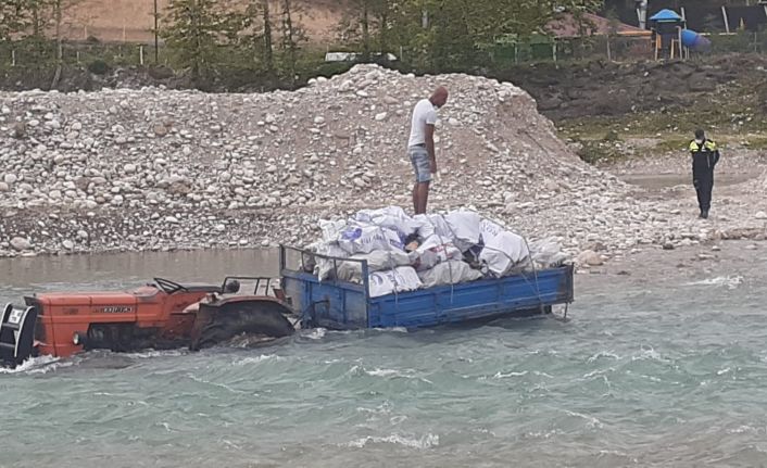 Savrun Çayı’nda traktör ile mahsur kalan adam kepçeyle kurtarıldı