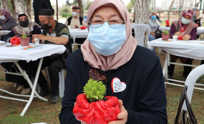 Şehit aileleri, ellerinin kalıbıyla yapılan saksılara çiçek dikip çocuklarının ismini verdi