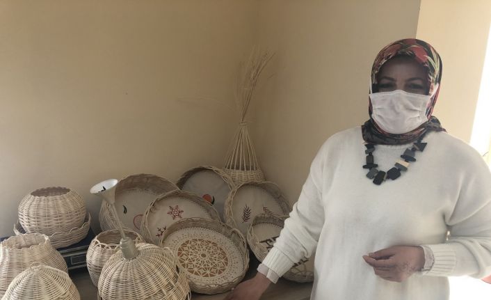 Sepet örerek hem stres atıyor hem de meslek öğreniyorlar