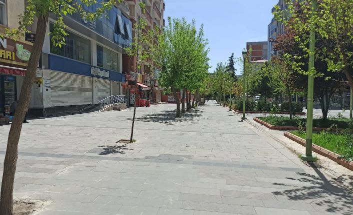 Siirt’te cadde ve sokaklar sessizliğe büründü