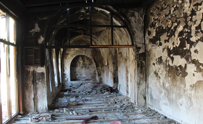 Siirt’te tarihi camiyi önce ateşe verdiler, sonra kaçak kazı yaparak define aradılar
