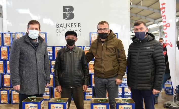 Sındırgılı arıcılara Büyükşehirden arı yemi desteği