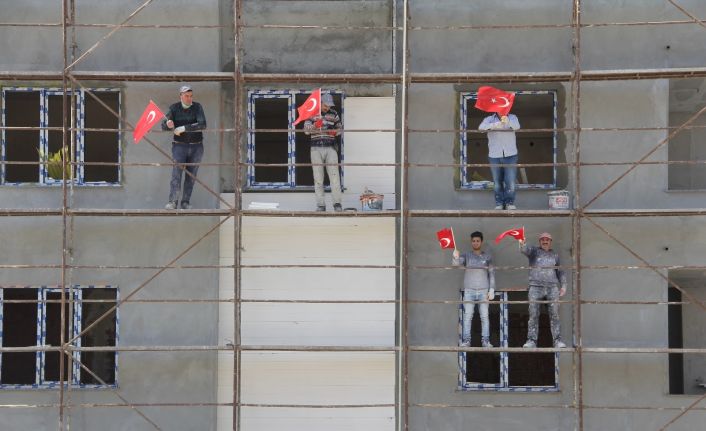 Sinop’ta 23 Nisan balkonlardan kutlandı: İnşaat işçileri de çocuklar gibi sevindi
