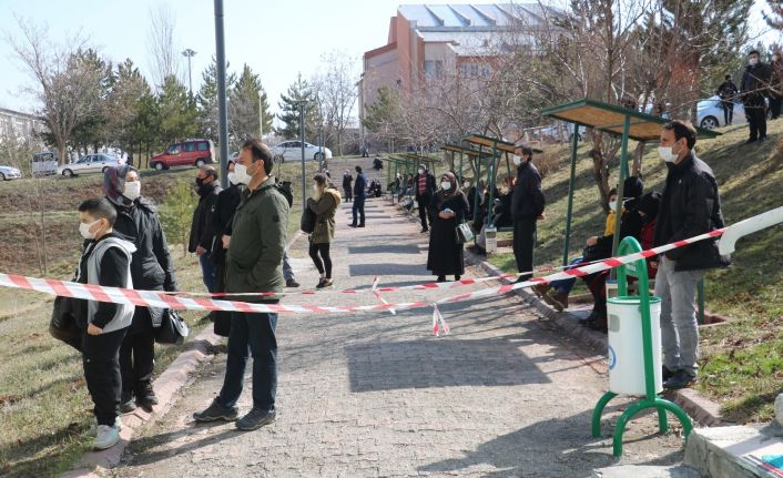 Sivas’ta MSÜ sınavı heyecanı yaşandı, kimliğini düşüren adayın imdadına polis yetişti