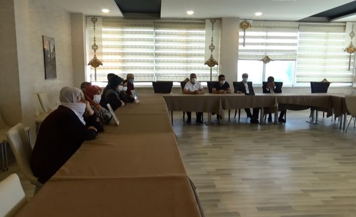 Sokağa çıkma kısıtlaması ailelerin evlat nöbetini kısıtlamadı, eylemlerine kaldıkları otelde devam ettiler