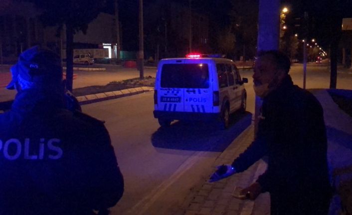 Sokağa çıkma kısıtlamasını ihlal etti, polise “İçiniz rahat mı bu şekilde” dedi