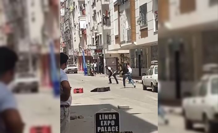 Sokak ortasında bavullu, kaldırım taşlı, sopalı kavga