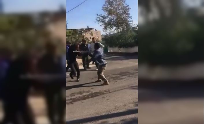Sokak ortasında darp edilen kişinin bu defa vatandaşlara saldırırken görüntüleri ortaya çıktı
