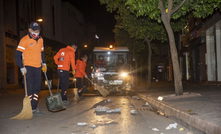 Sokaklar boşalıyor, Mersin Büyükşehir Belediyesi ekipleri gece-gündüz temizlik yapıyor