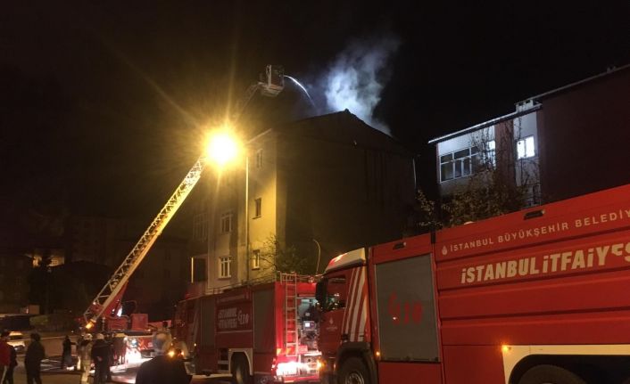 Sultanbeyli’de alev alev yanan çatıyı balkona sigara içmek için çıkan vatandaş fark etti