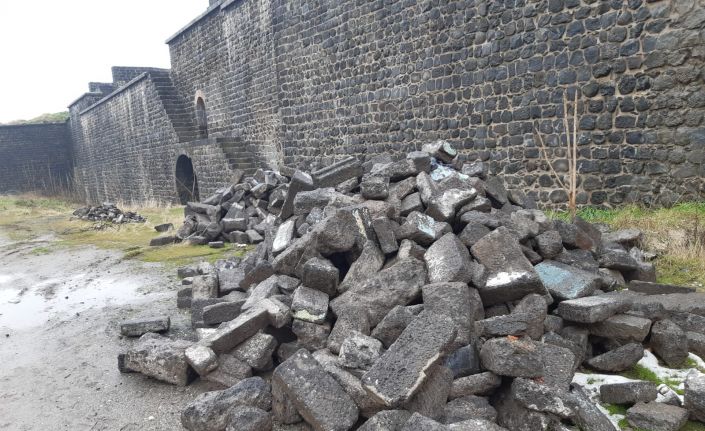 ’Sur taşları’ iddiasıyla el konulan taşlarının sıradan çıkmasına rağmen kendisine verilmediğini ileri sürdü