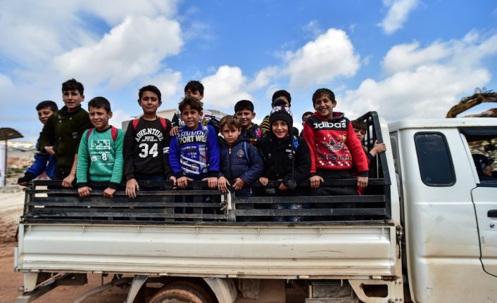Suriye’de çocuklar tüm zorluklara rağmen okula gitmeye devam ediyor