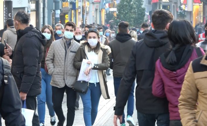Taksim’de sokağa çıkma kısıtlaması öncesi insan seli