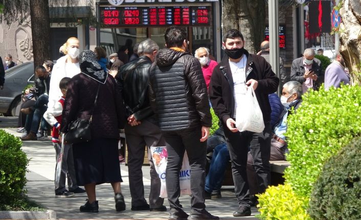 Tam kapanma öncesi güneşli havayı fırsat bilen Trabzonlular park ve bahçeleri doldurdu