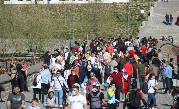 Tarihi On Gözlü köprüsünde hafta sonu ‘Korona virüs’ halayı çekildi