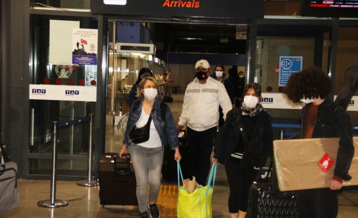 Tatilci göçü Bodrum’a hem havadan hem de karadan devam ediyor