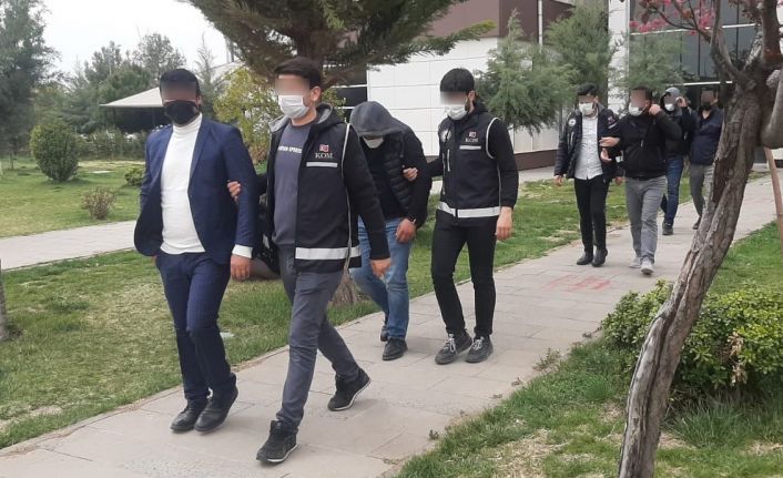 Tefeci operasyonunda yakalanan şahıslar sağlık raporundan geçirildi