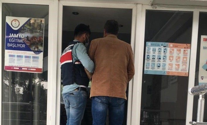 Terör örgütüne üye olma suçundan aranıyordu, İzmir’de yakalandı