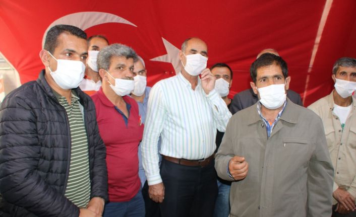 Terörün pençesinden kurtulan evladına kavuştu, mutluluğunu evlat nöbeti tuttuğu ailelerle paylaştı