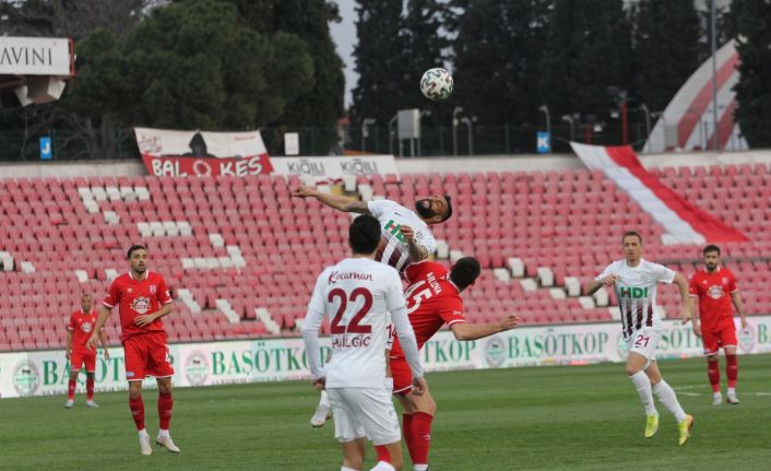 TFF 1. Lig: Aydeniz Et Balıkesirspor: 1 - Bandırmaspor: 1 (İlk yarı)