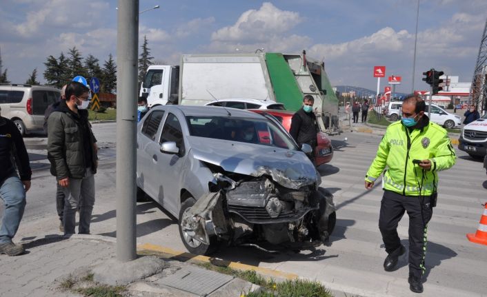 Tır otomobille çarpıştı, şans eseri ölen ya da yaralanan olmadı