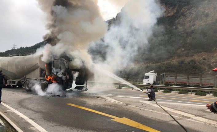 Tır şoförü canını son anda alevlerden kurtardı