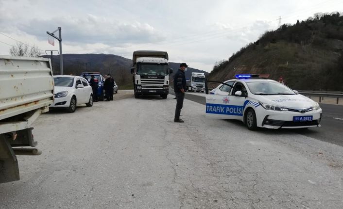Trafik ışıklarda duramayan kamyonet önündeki araca çarptı, 2 kişi yaralandı