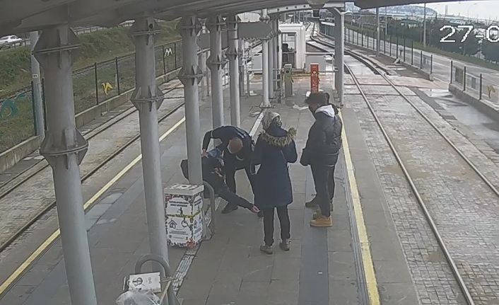 Tramvay durağında can pazarı: Kalp krizi geçiren gence özel güvenlikten kritik müdahale kamerada