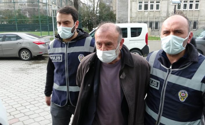 Tüfekle bir kişiyi vurup balkonunda basına açıklama yaptıktan sonra teslim olan şahıs adliyede