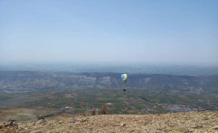 Tut semalarında yamaç paraşütleri uçtu
